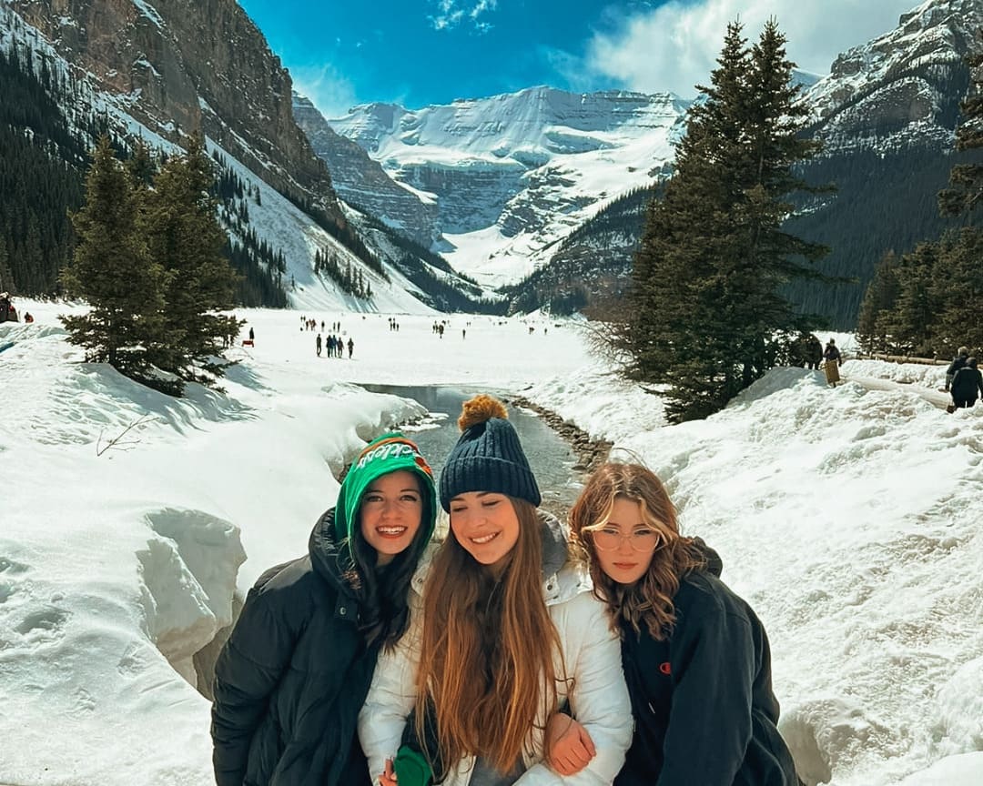 3005 Alejandra Rossinés con sus host sisters en Lake Louis (1) (1) (1)
